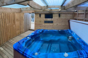 Winnie Cottage - Hot Tub, Games Room, Sauna, Large Garden